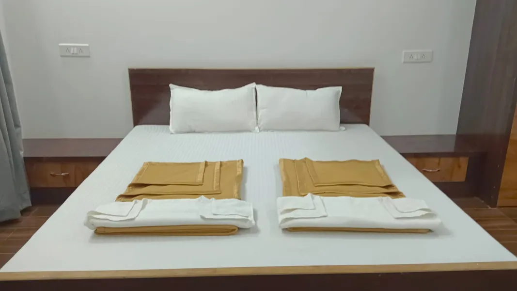 POOJA LAKE HOUSE 🛏️ Bedroom